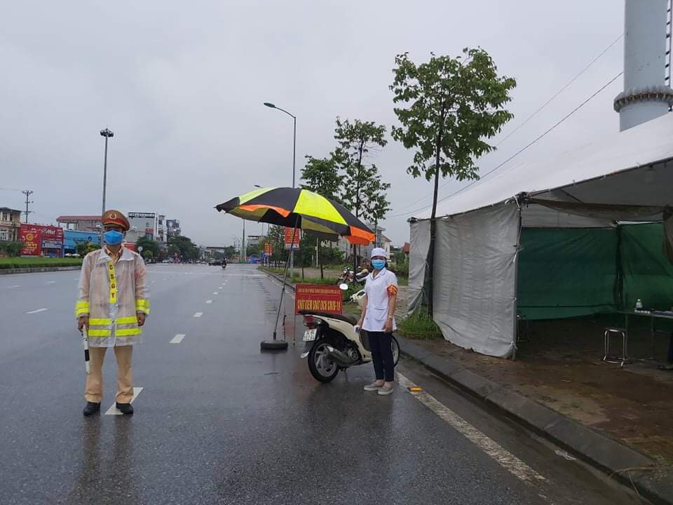 Đường phố vắng tanh, người dân TP Hải Dương nghiêm túc chấp hành quy định về cách ly xã hội - Ảnh 3.