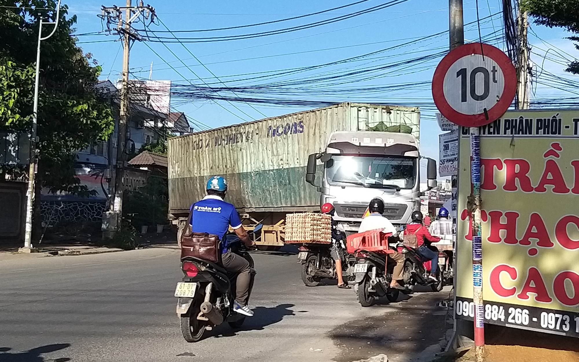 Bình Dương:  Xe quá tải “đại náo” đường cấm, chính quyền có làm ngơ?