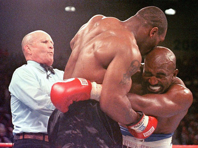 Mike Tyson kiếm được bao nhiều triệu USD từ pha cắn tai Evander Holyfield? - Ảnh 1.