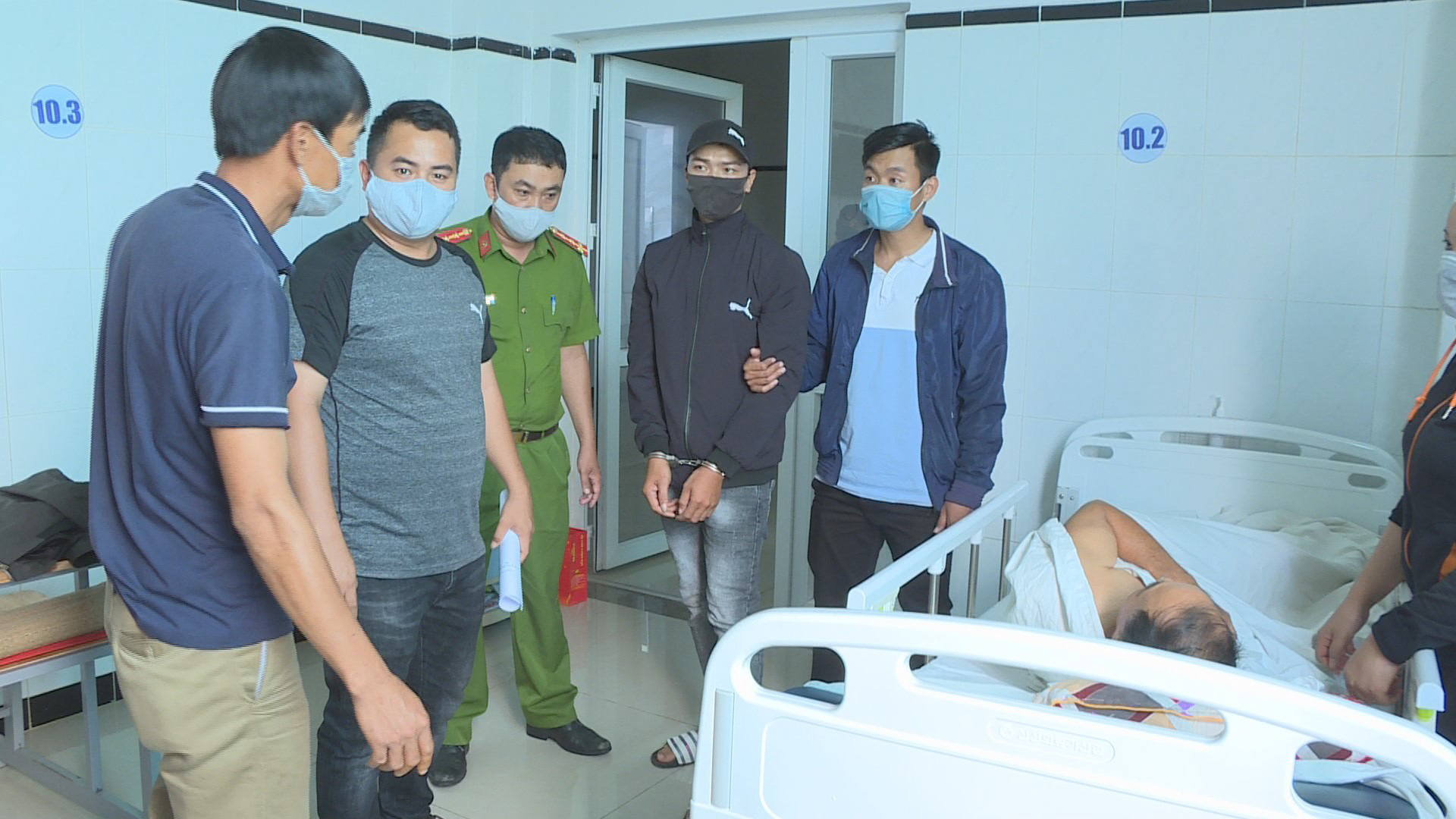 Cảnh sát vây bắt 2 đối tượng chuyên trộm cắp trong bệnh viện - Ảnh 2.