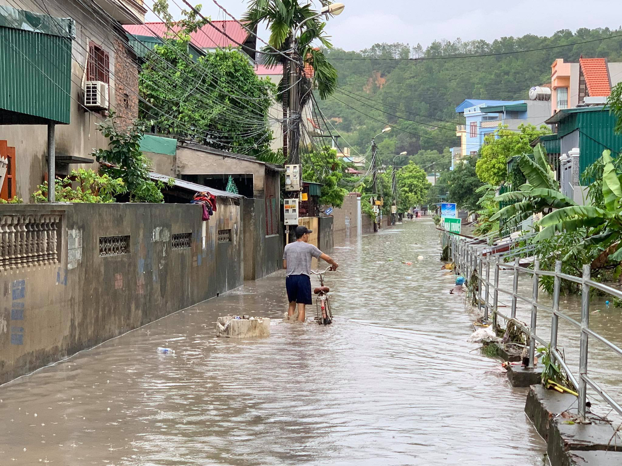 Quảng Ninh: Mưa lớn kéo dài, nhiều tuyến đường chìm trong biển nước  - Ảnh 6.