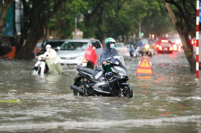 Công ty Thoát nước Hà Nội lý giải nguyên nhân ngập úng chiều 17/8 - Ảnh 1.