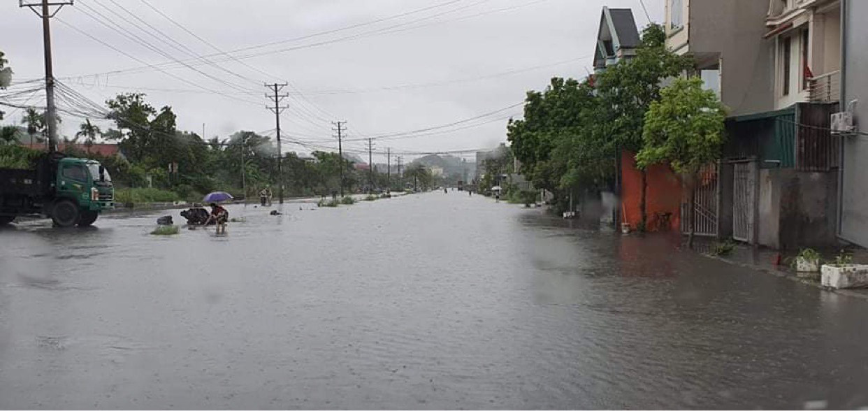 Quảng Ninh: Mưa lớn kéo dài, nhiều tuyến đường chìm trong biển nước  - Ảnh 3.