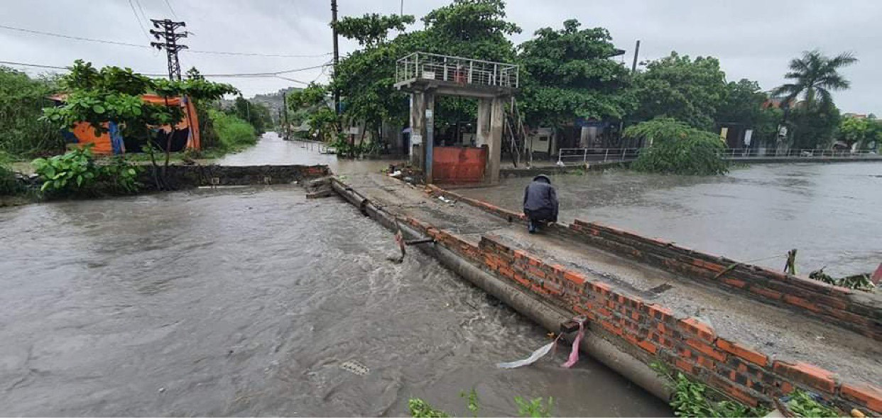 Quảng Ninh: Mưa lớn kéo dài, nhiều tuyến đường chìm trong biển nước  - Ảnh 4.
