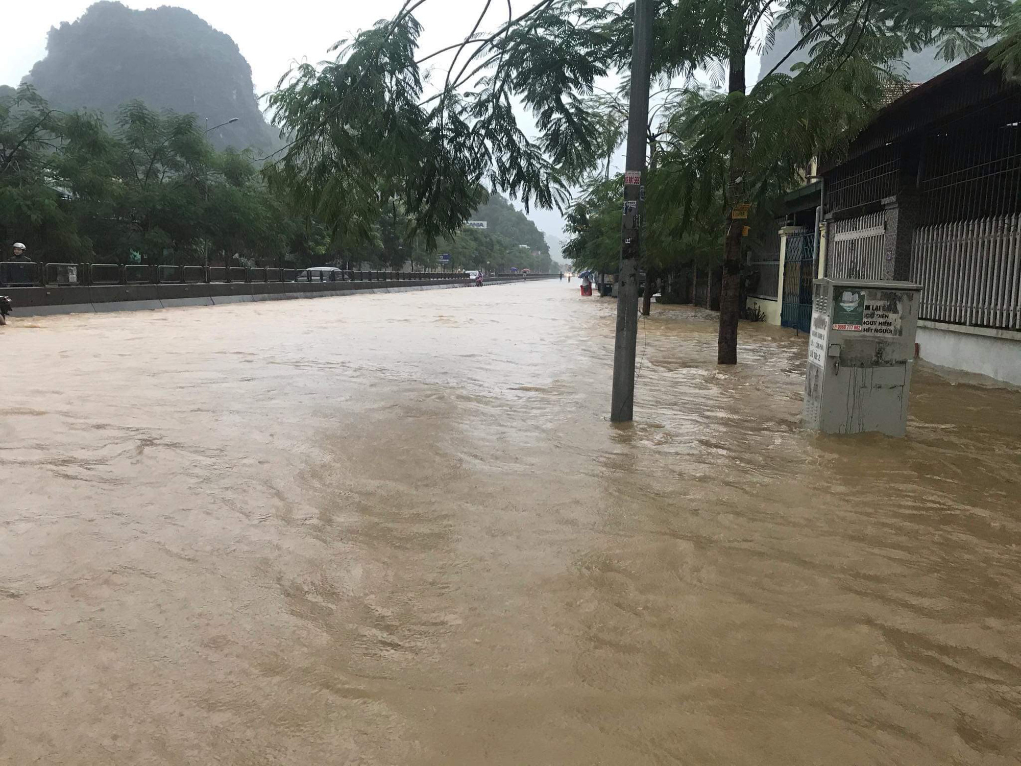 Quảng Ninh: Mưa lớn kéo dài, nhiều tuyến đường chìm trong biển nước  - Ảnh 10.
