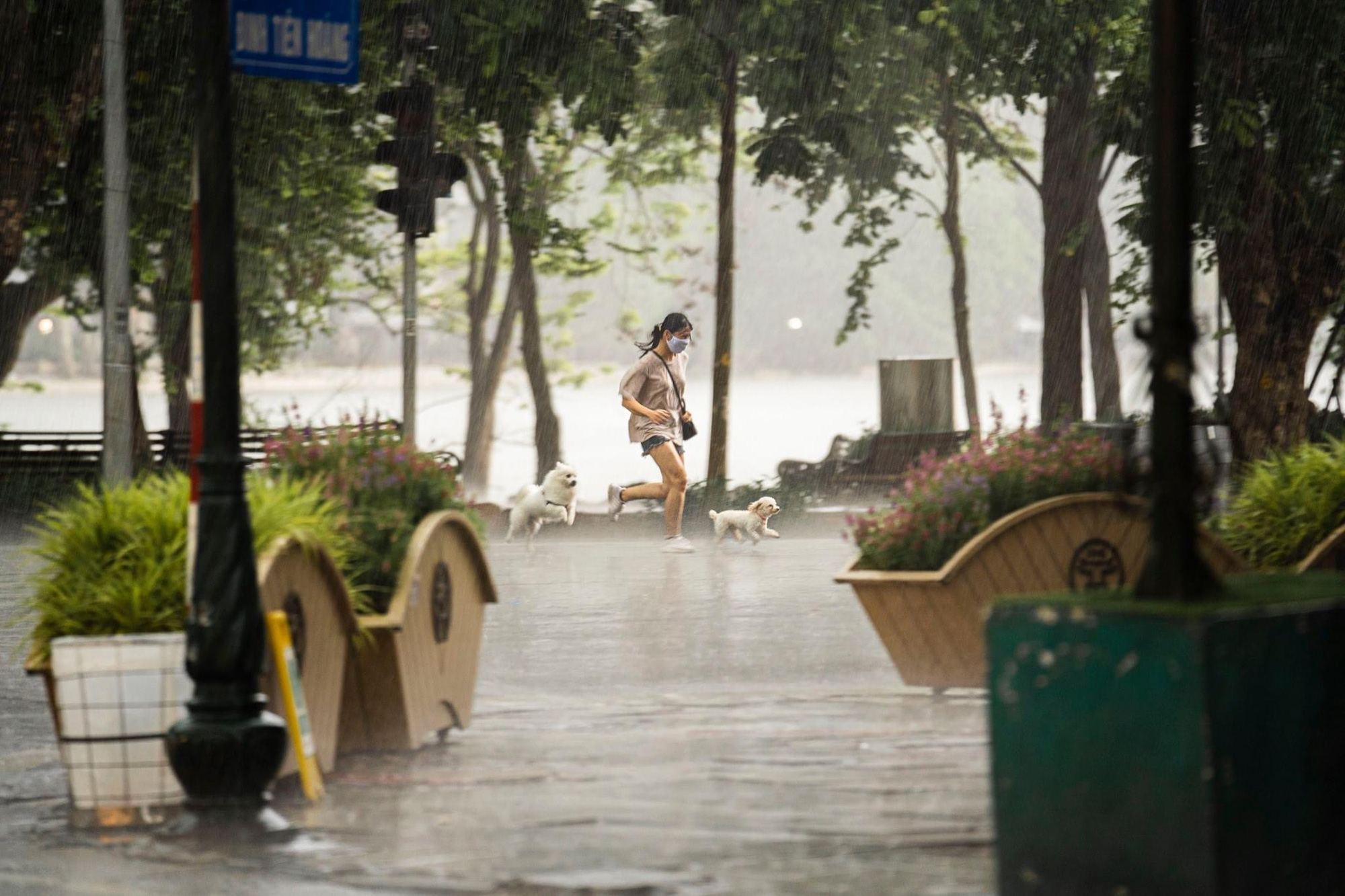 Ảnh - Clip: Hà Nội ngập sâu sau cơn mưa lớn - Ảnh 2.