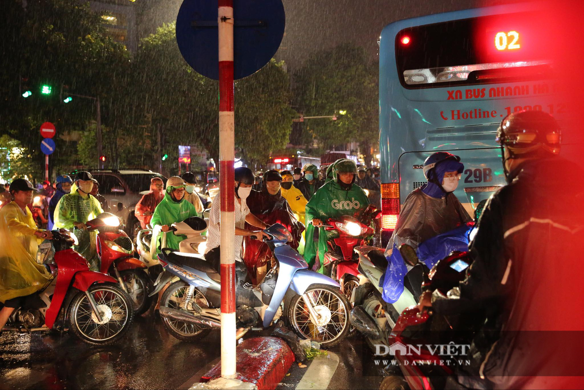 Đường phố Hà Nội ngập, tắc nhiều giờ do mưa lớn - Ảnh 4.