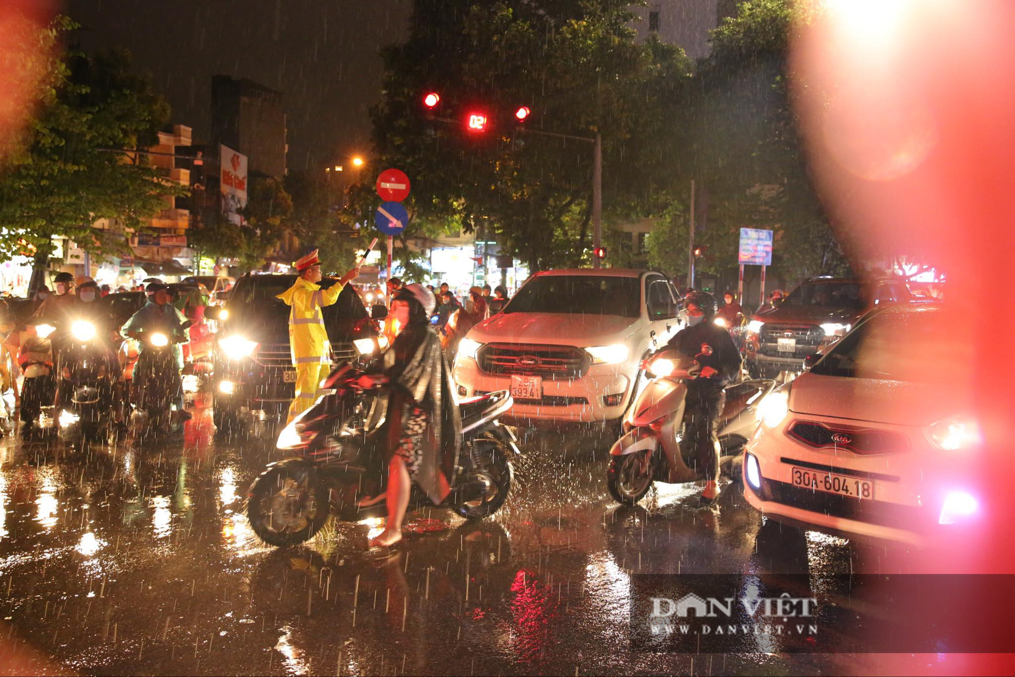 Đường phố Hà Nội ngập, tắc nhiều giờ do mưa lớn - Ảnh 3.
