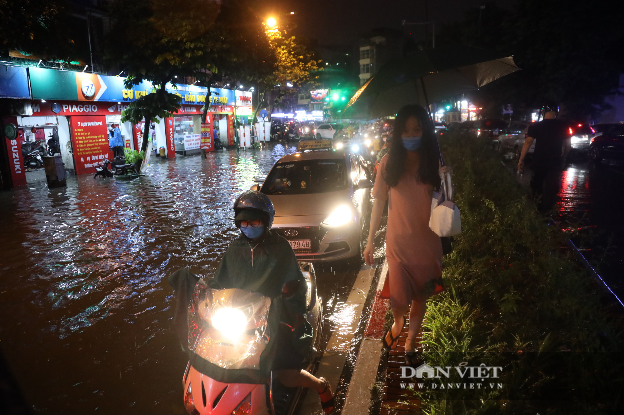 Đường phố Hà Nội ngập, tắc nhiều giờ do mưa lớn - Ảnh 9.