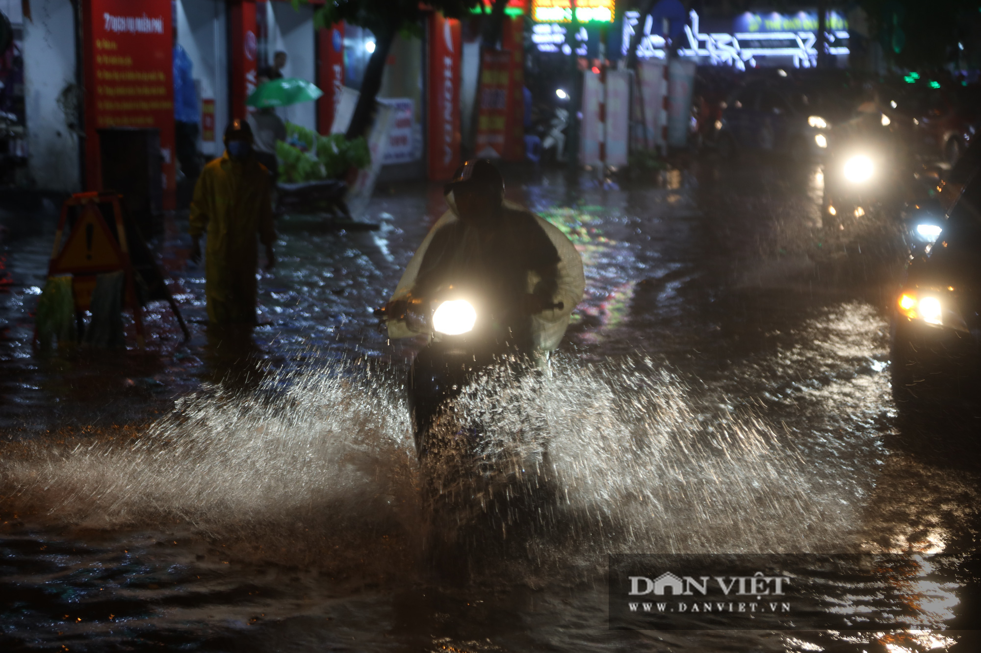 Đường phố Hà Nội ngập, tắc nhiều giờ do mưa lớn - Ảnh 11.