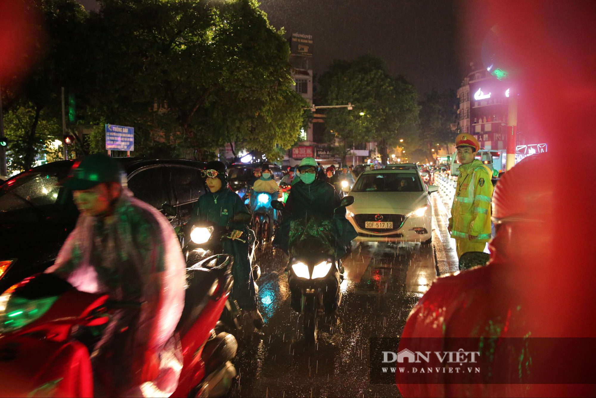 Đường phố Hà Nội ngập, tắc nhiều giờ do mưa lớn - Ảnh 5.