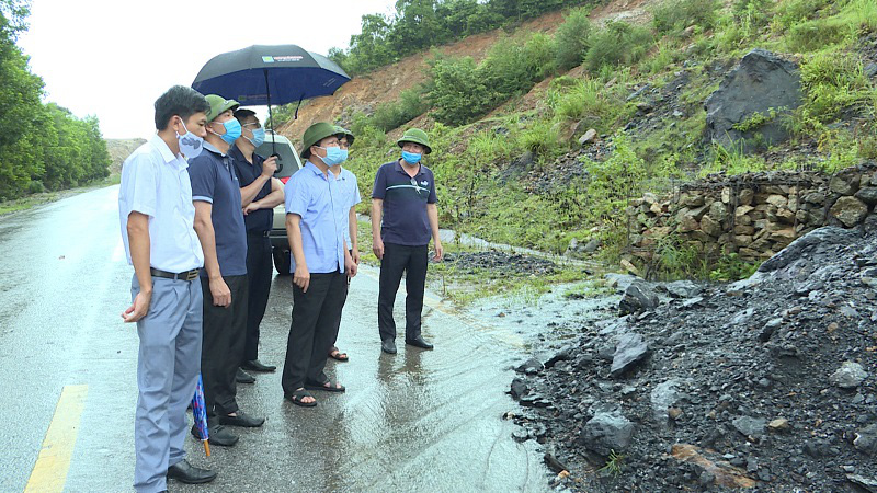 Sau trận mưa hơn 2 tiếng, Quảng Ninh mất điện, nguy cơ sạt lở cao - Ảnh 4.