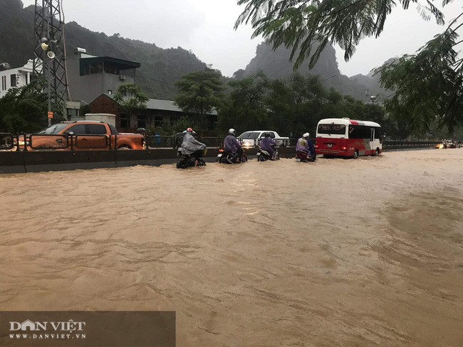 Sau trận mưa hơn 2 tiếng, Quảng Ninh mất điện, nguy cơ sạt lở cao - Ảnh 2.