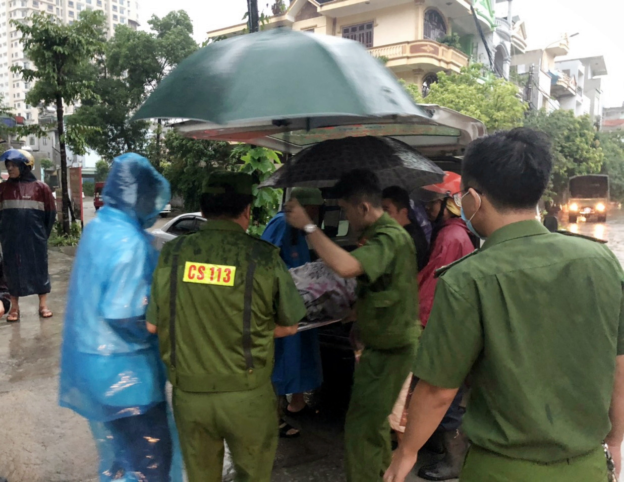Sau trận mưa hơn 2 tiếng, Quảng Ninh mất điện, nguy cơ sạt lở cao - Ảnh 3.