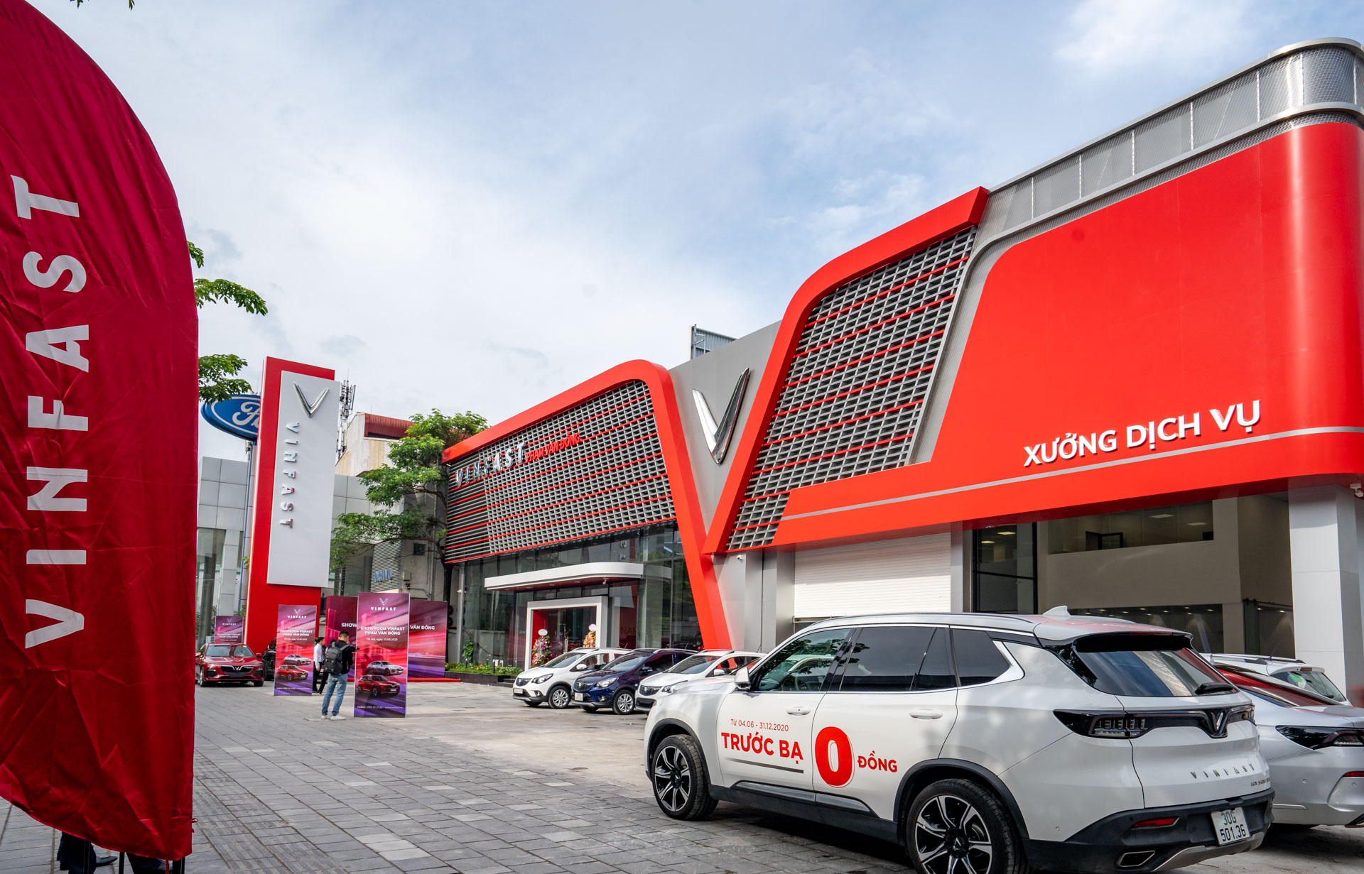 Khám phá showroom VinFast mới rộng 2.000m2 tại Hà Nội - Ảnh 2.