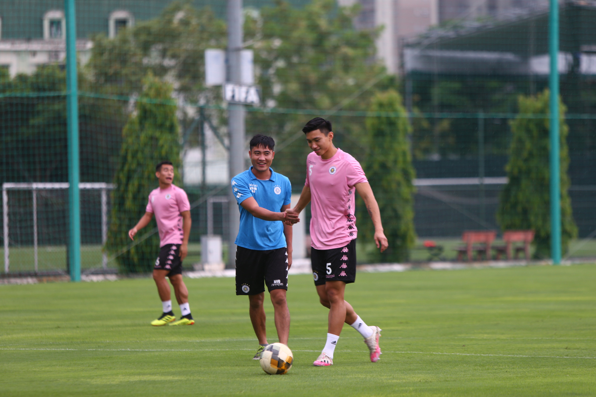 Văn Hậu bắt tay thành viên ban huấn luyện Hà Nội FC.