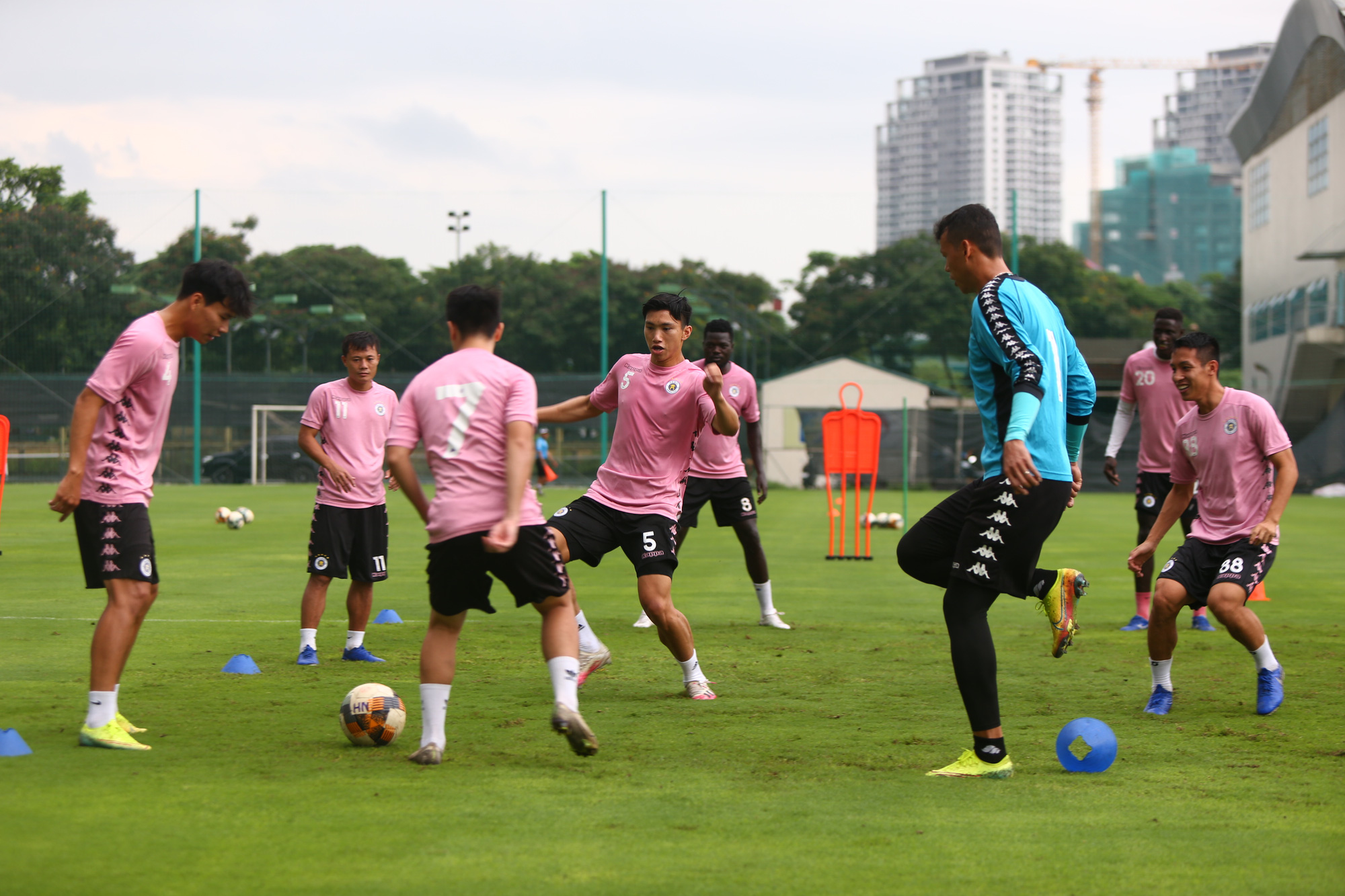 Đoàn Văn Hậu trở lại tập luyện buổi đầu tiên cùng Hà Nội FC chiều nay. Ảnh: Đức Tú