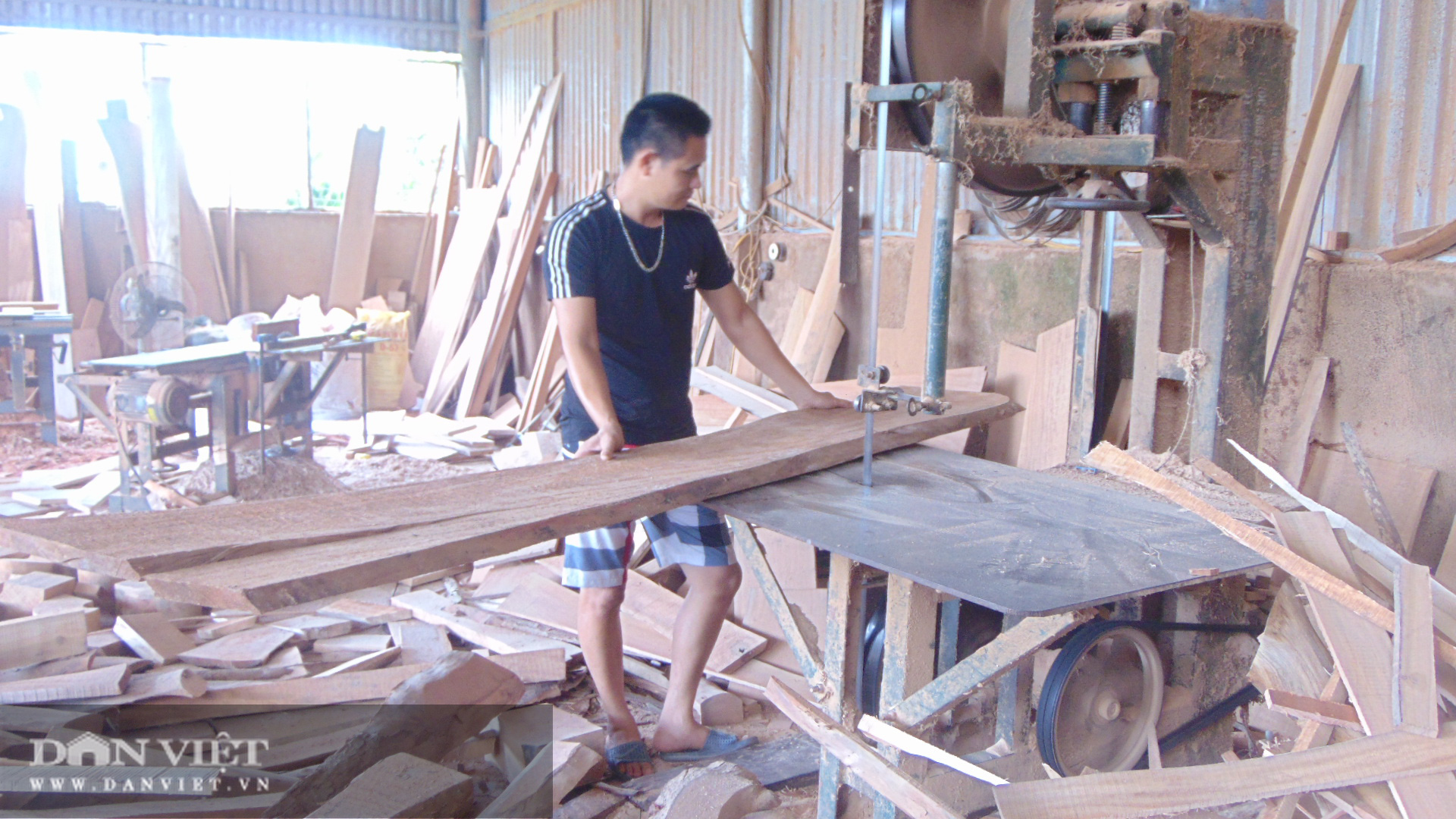 Thái Nguyên: Chàng thanh niên trẻ kiếm doanh thu tiền tỷ từ nghề đục đẽo  - Ảnh 1.