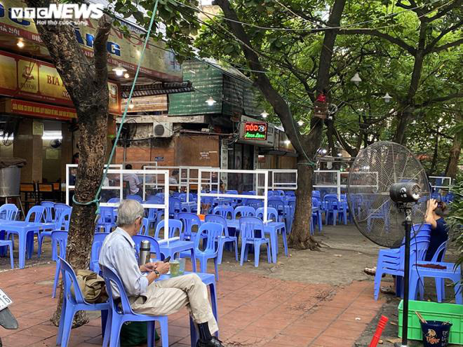 Giãn cách lần 2, quán bia Hà Nội dựng màn chắn, dán chai vào ghế - Ảnh 2.