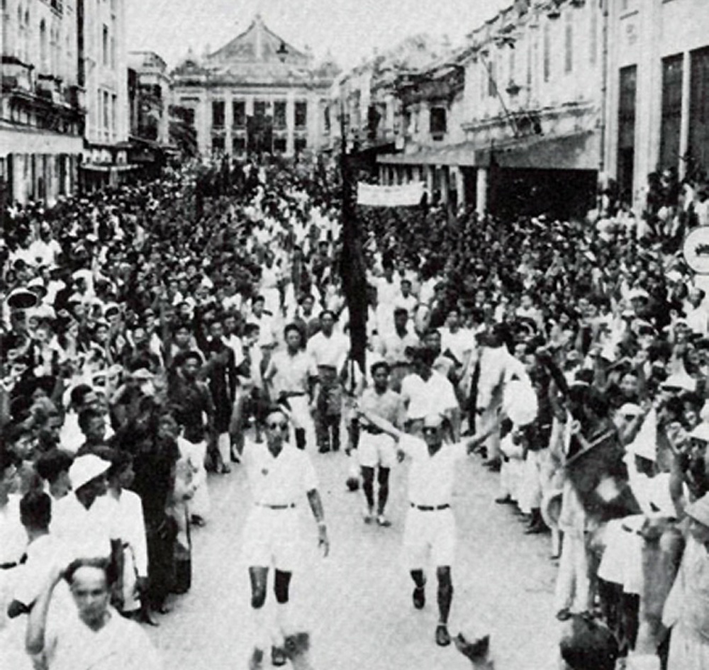 Hãy cùng đi tìm hiểu về Cách mạng tháng Tám 1945 – một công cuộc đấu tranh đầy khó khăn, hào hùng và đã mang lại kết quả vô cùng quan trọng. Những hình ảnh đầy cảm xúc về sự đoàn kết và tinh thần yêu nước sẽ giúp bạn hiểu rõ hơn về lịch sử Quốc gia Việt Nam.