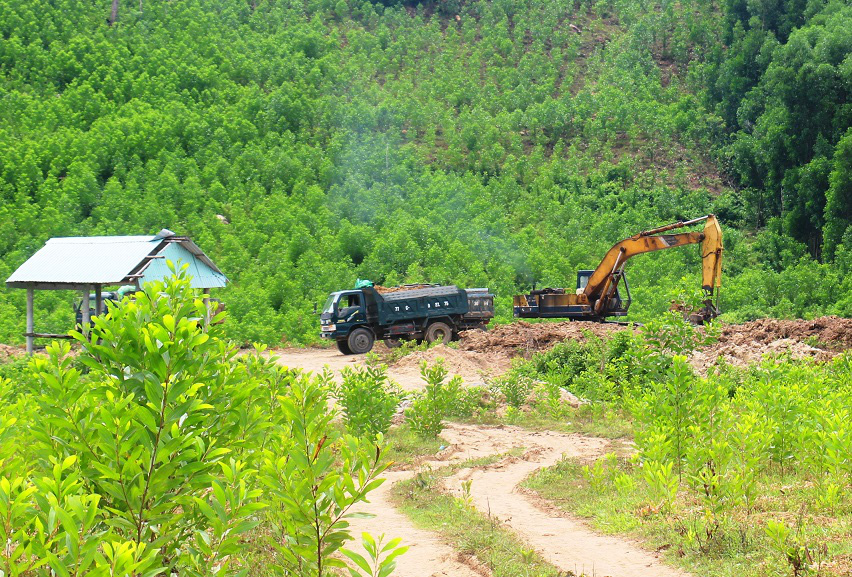 “Náo loạn” khai thác đất trái phép, trước mặt trụ sở Ủy ban xã: Chính quyền vào cuộc xử lý  - Ảnh 1.