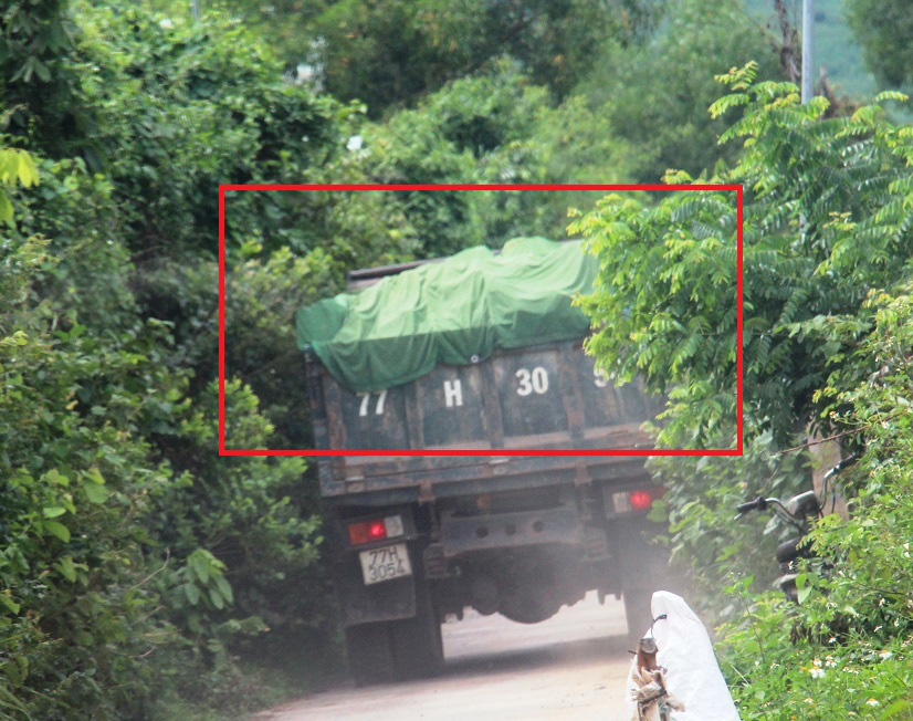 “Náo loạn” khai thác đất trái phép, trước mặt trụ sở Ủy ban xã: Chính quyền vào cuộc xử lý  - Ảnh 2.