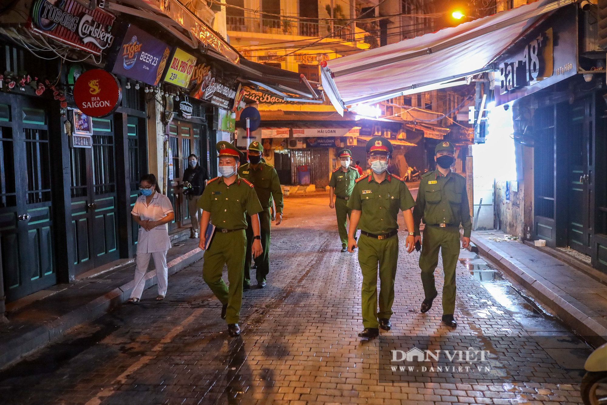 Hàng, quán ở Hà Nội đồng loạt thực hiện giãn cách trong đêm - Ảnh 2.
