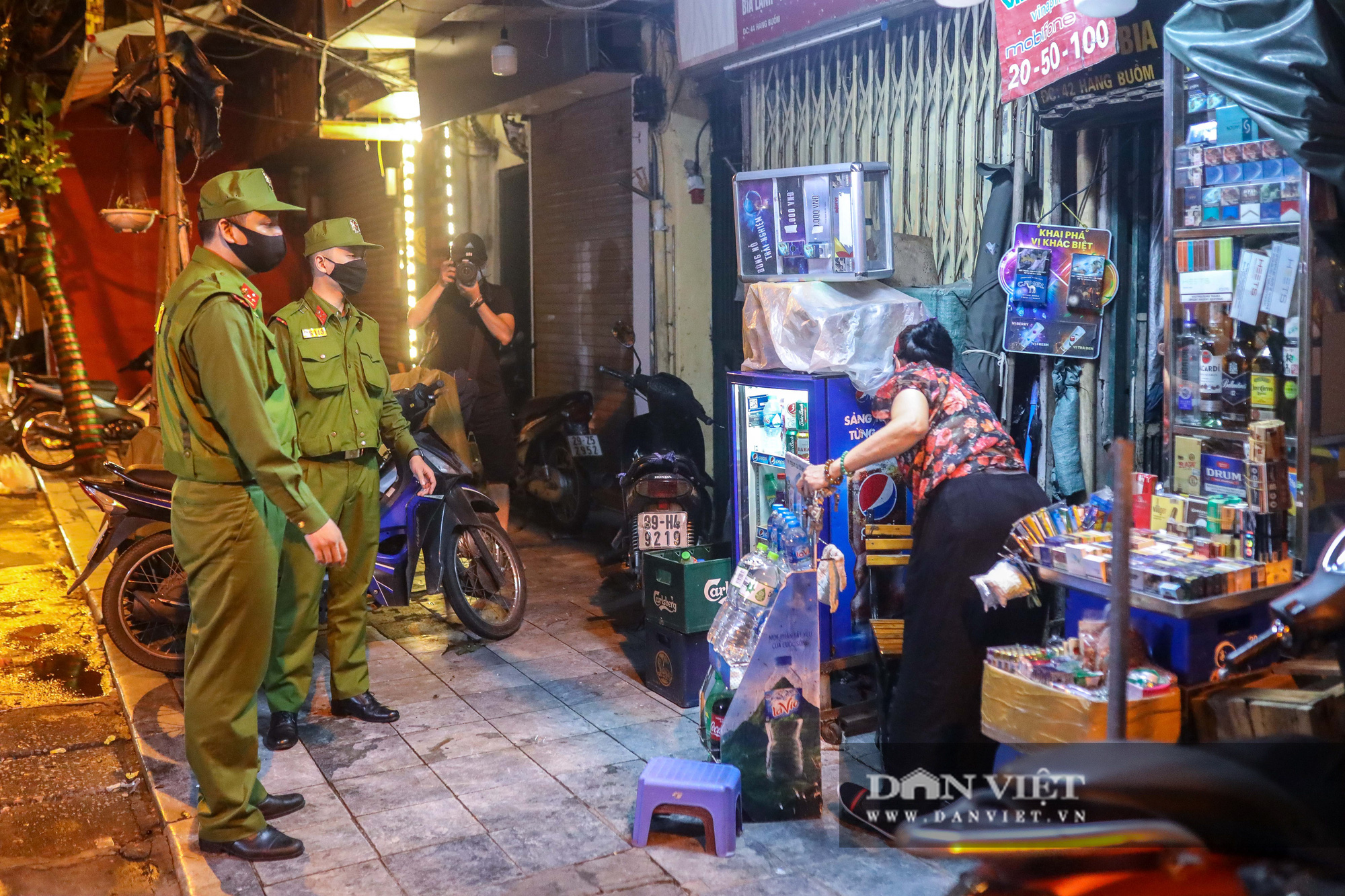 Hàng, quán ở Hà Nội đồng loạt thực hiện giãn cách trong đêm - Ảnh 3.