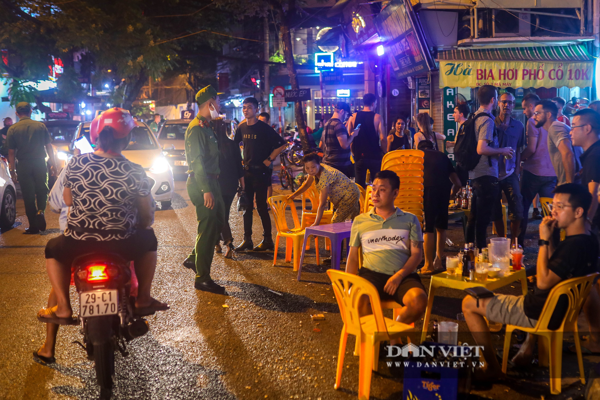 Hàng, quán ở Hà Nội đồng loạt thực hiện giãn cách trong đêm - Ảnh 4.