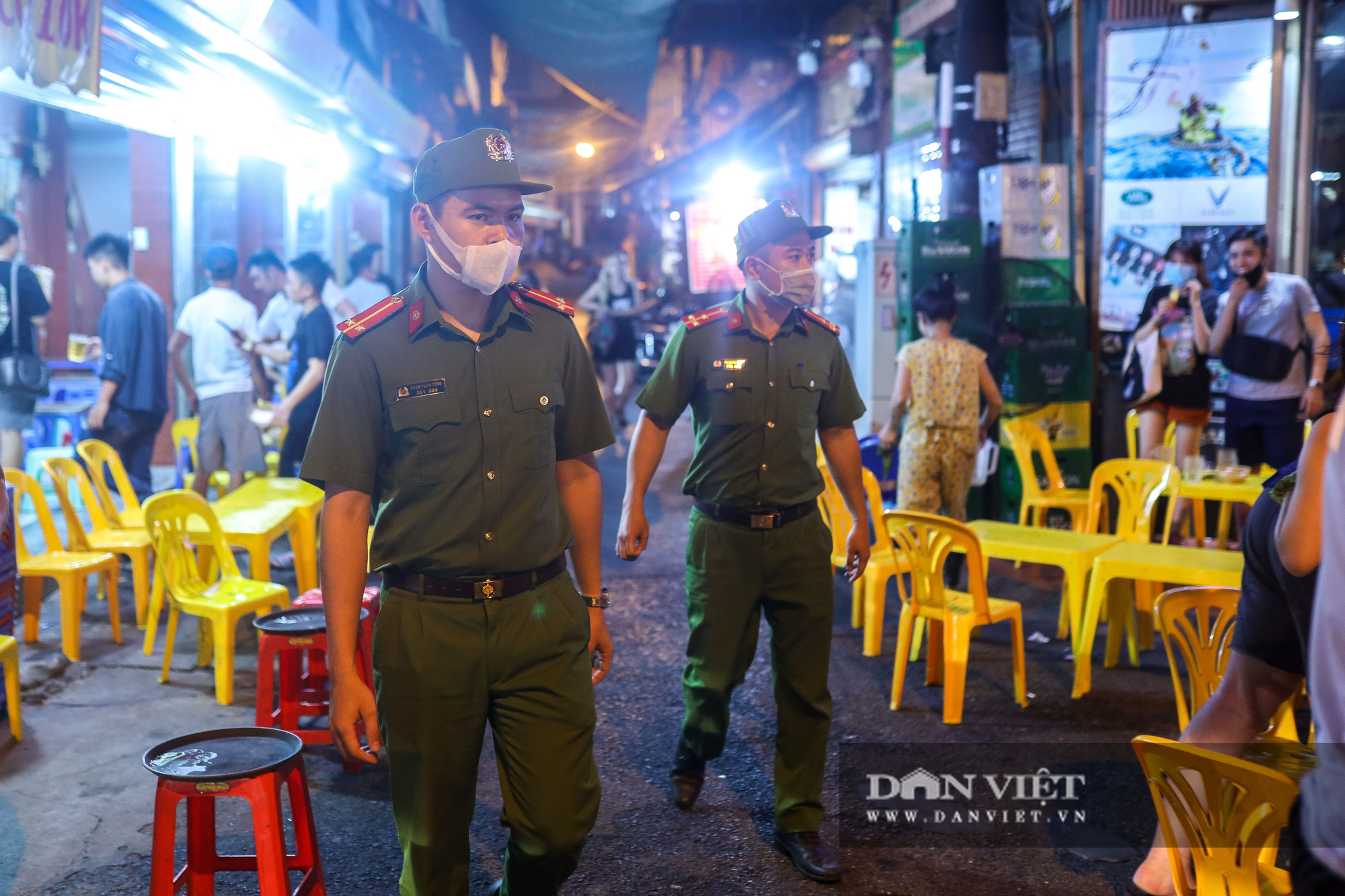 Hàng, quán ở Hà Nội đồng loạt thực hiện giãn cách trong đêm - Ảnh 5.