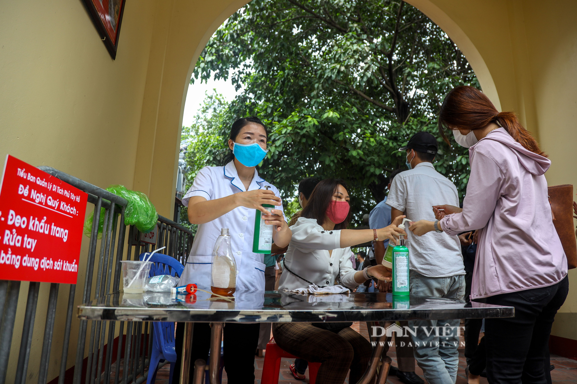 Phủ Tây Hồ đông nghịt người trong ngày đầu Hà Nội thực hiện giãn cách - Ảnh 5.