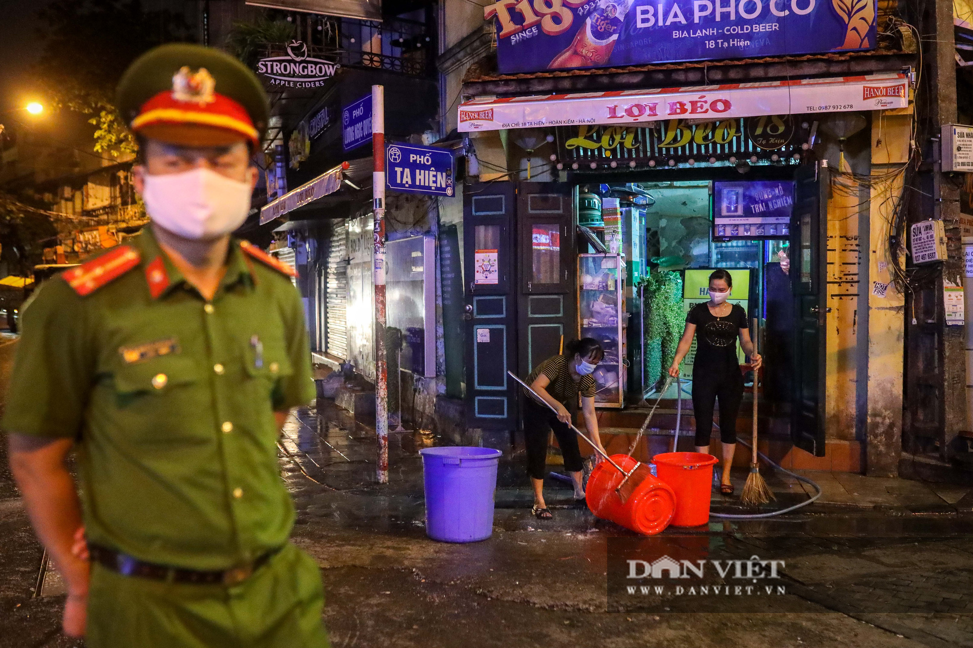 Hàng, quán ở Hà Nội đồng loạt thực hiện giãn cách trong đêm - Ảnh 6.