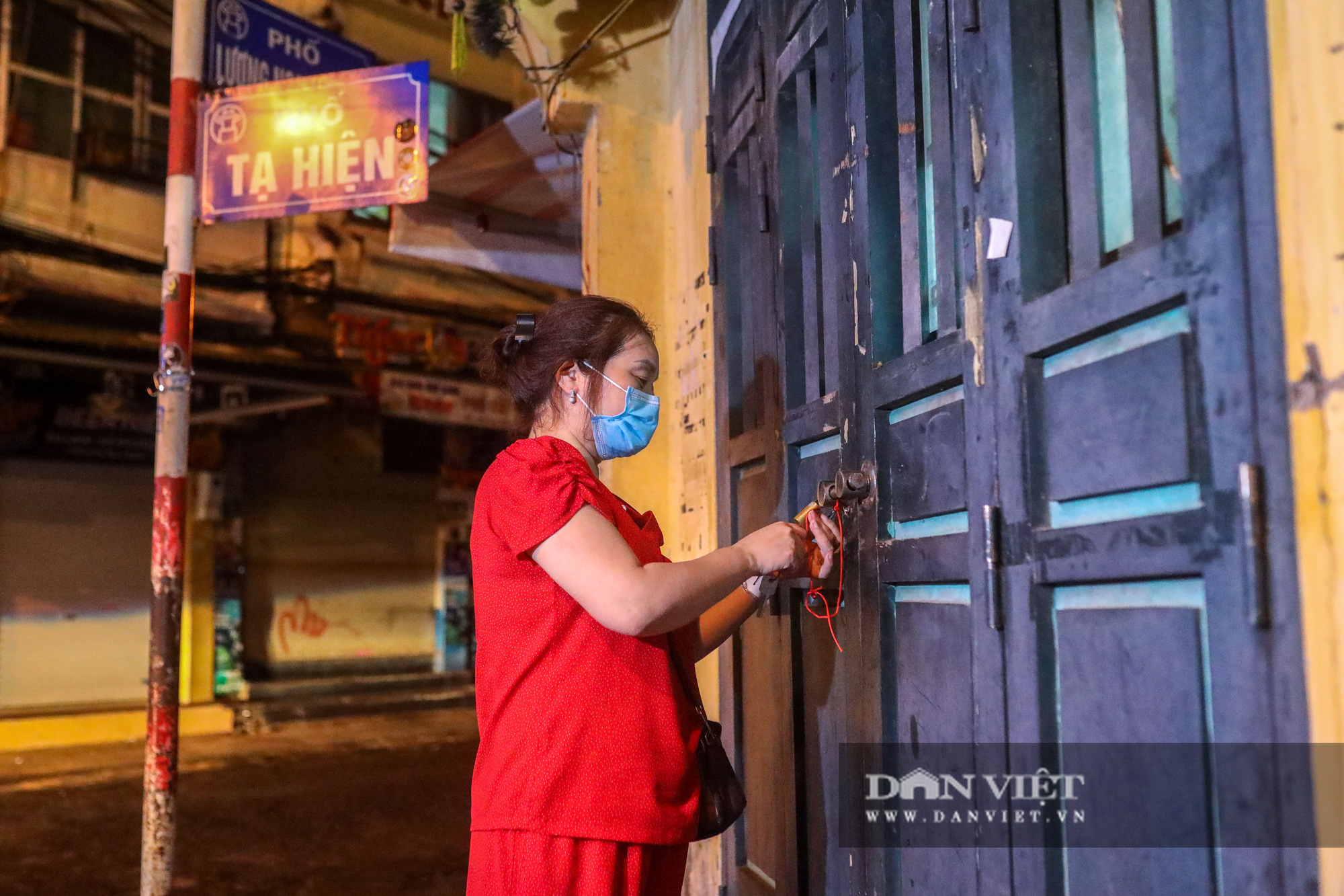 Hàng, quán ở Hà Nội đồng loạt thực hiện giãn cách trong đêm - Ảnh 7.