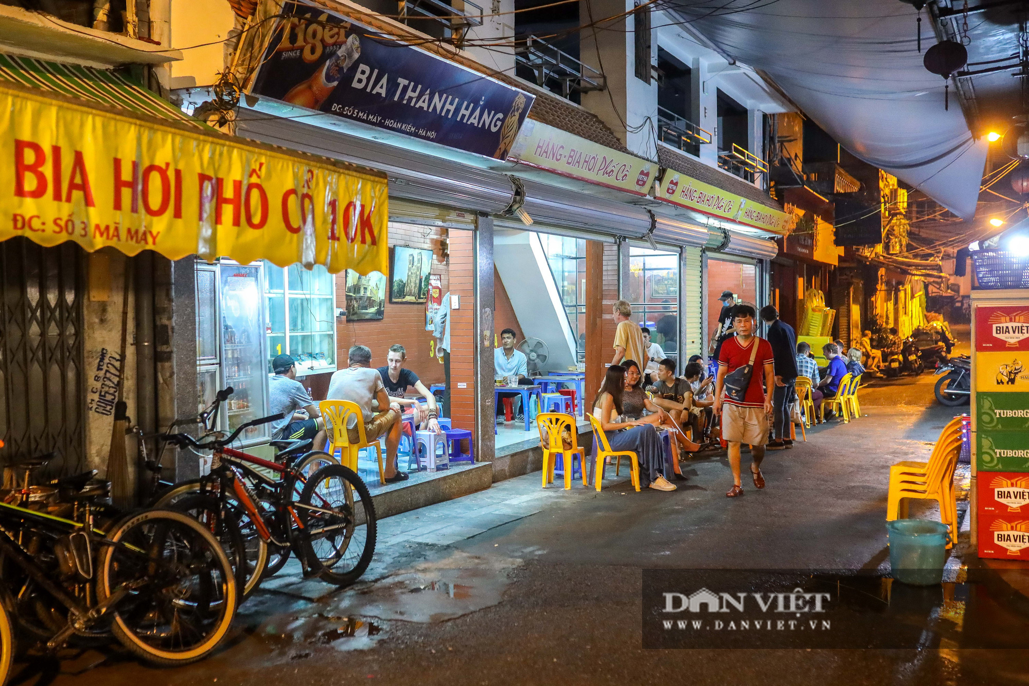 Hàng, quán ở Hà Nội đồng loạt thực hiện giãn cách trong đêm - Ảnh 9.