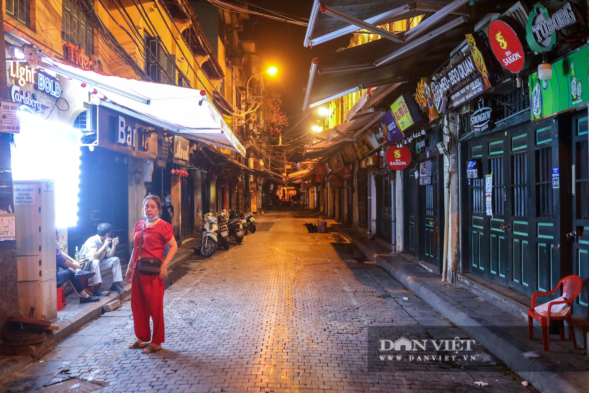Hàng, quán ở Hà Nội đồng loạt thực hiện giãn cách trong đêm - Ảnh 10.