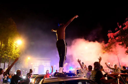 CĐV PSG ăn mừng ở thủ đô Paris.