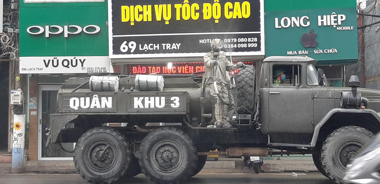 Hải Phòng: Phun hóa chất khử trùng các tuyến đường chính và phát miễn phí 2 triệu khẩu trang cho người dân. - Ảnh 1.