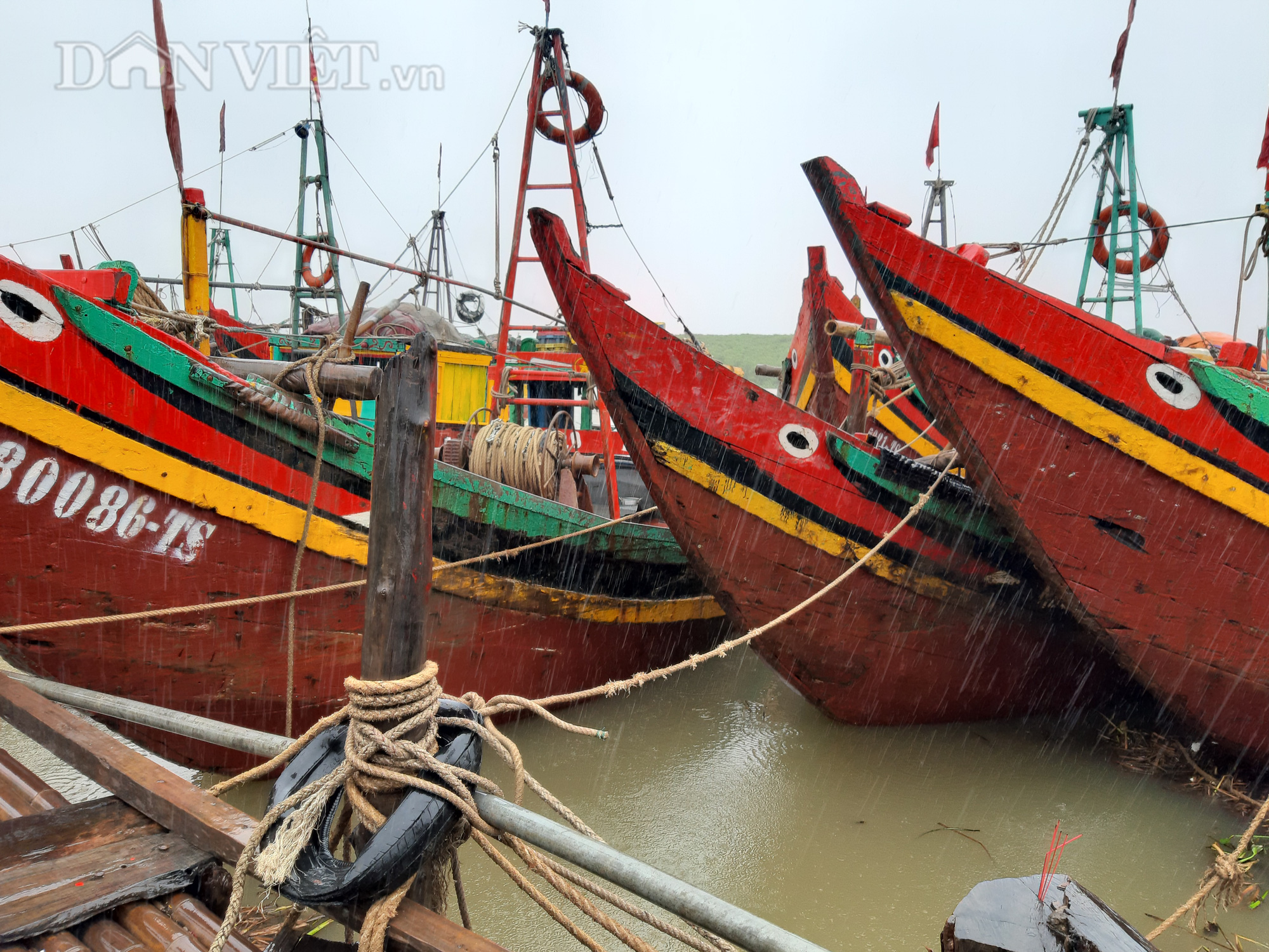Ngư dân Nghệ An neo đậu tàu, thuyền an toàn trước giờ bão số 2 đổ bộ - Ảnh 7.
