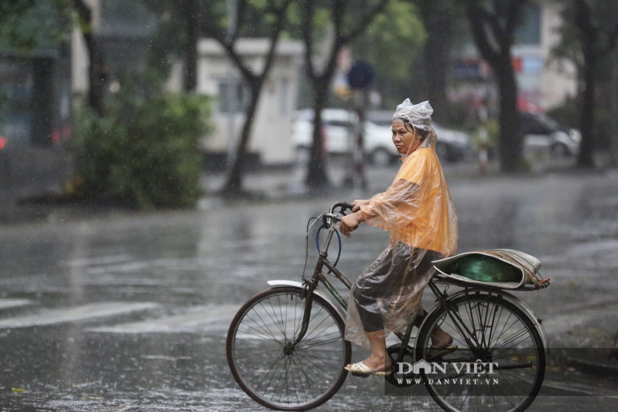 Sau bão số 2, Hà Nội mưa cả ngày khiến mực nước sông Tô Lịch bất ngờ dâng cao - Ảnh 5.