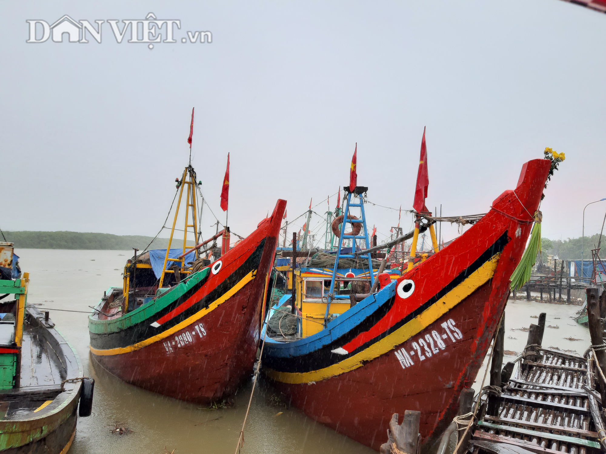Ngư dân Nghệ An neo đậu tàu, thuyền an toàn trước giờ bão số 2 đổ bộ - Ảnh 6.