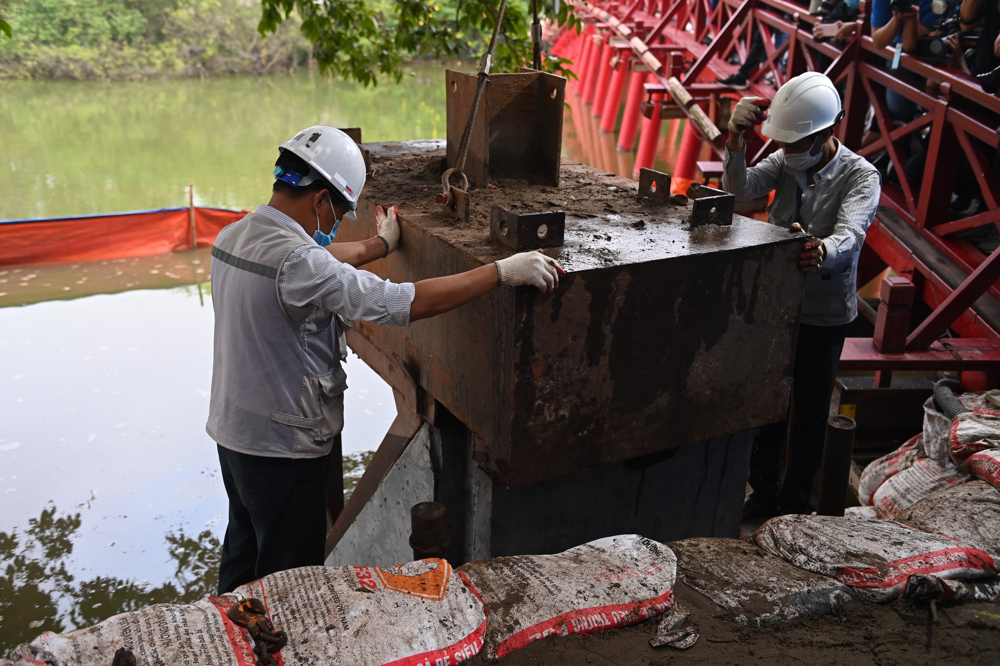 Hoàn thành công trình kè hồ Hoàn Kiếm bằng 1.500 khối bê tông cốt sợi - Ảnh 2.