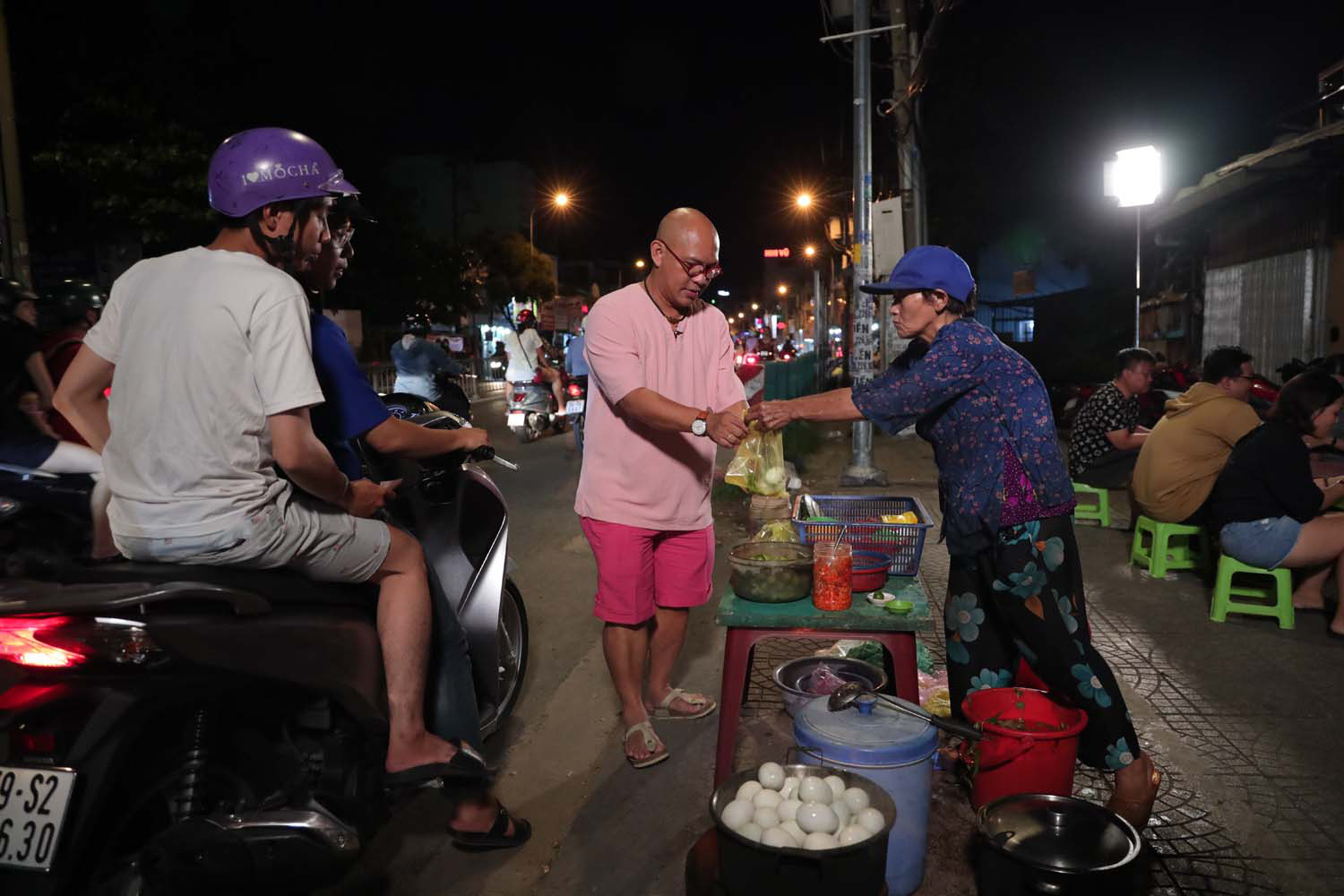 Nhờ livestream, Color Man rao bán thần tốc 200 hột vịt lộn giúp 2 cụ bán hàng rong - Ảnh 5.