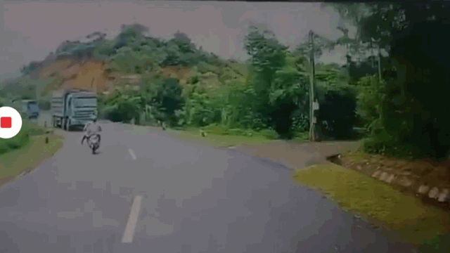 Video: Chạy lấn làn tông trúng xe máy, người phụ nữ nằm gọn dưới gầm xe ben - Ảnh 1.