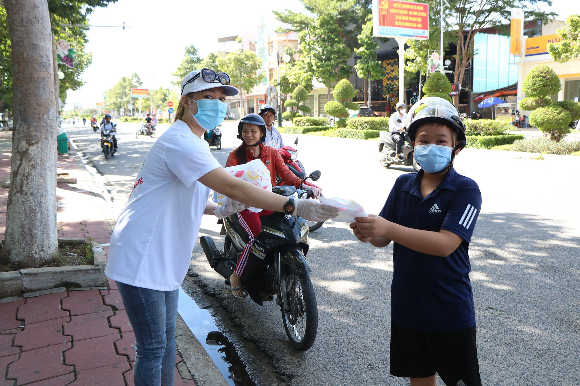 Ninh Thuận: Phát trên 6.500 chiếc khẩu trang y tế cho người dân - Ảnh 1.