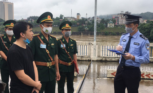 Trao trả Trung Quốc 3 người đi du lịch &quot;chui&quot; - Ảnh 1.