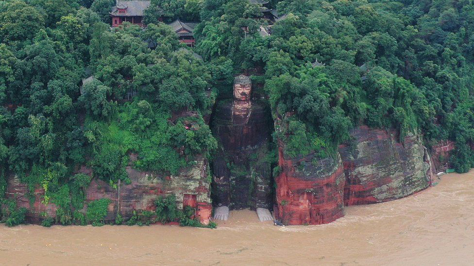Trung Quốc: Lũ lớn sầm sập đổ về ngập cả chân tượng khổng lồ có từ đời Đường, cao 71m - Ảnh 2.