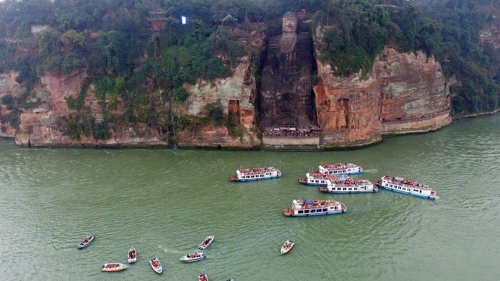 Trung Quốc: Mưa lũ kỷ lục &quot;trăm năm có một&quot;, ngập cả chân tượng Đại Phật khổng lồ - Ảnh 3.