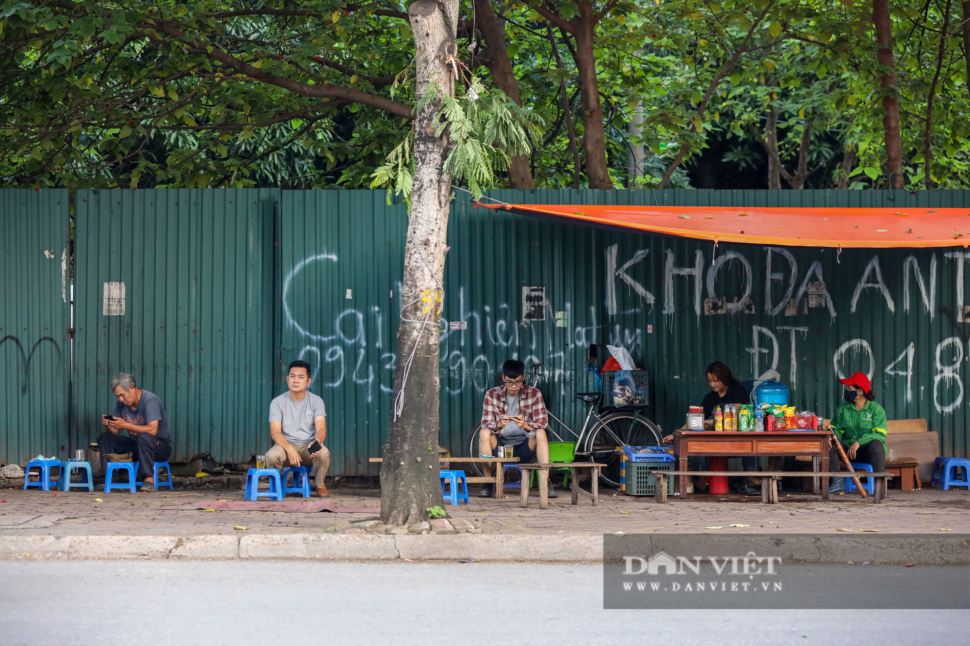 Một Hà Nội xa lạ đến ngỡ ngàng thời giãn cách - Ảnh 4.