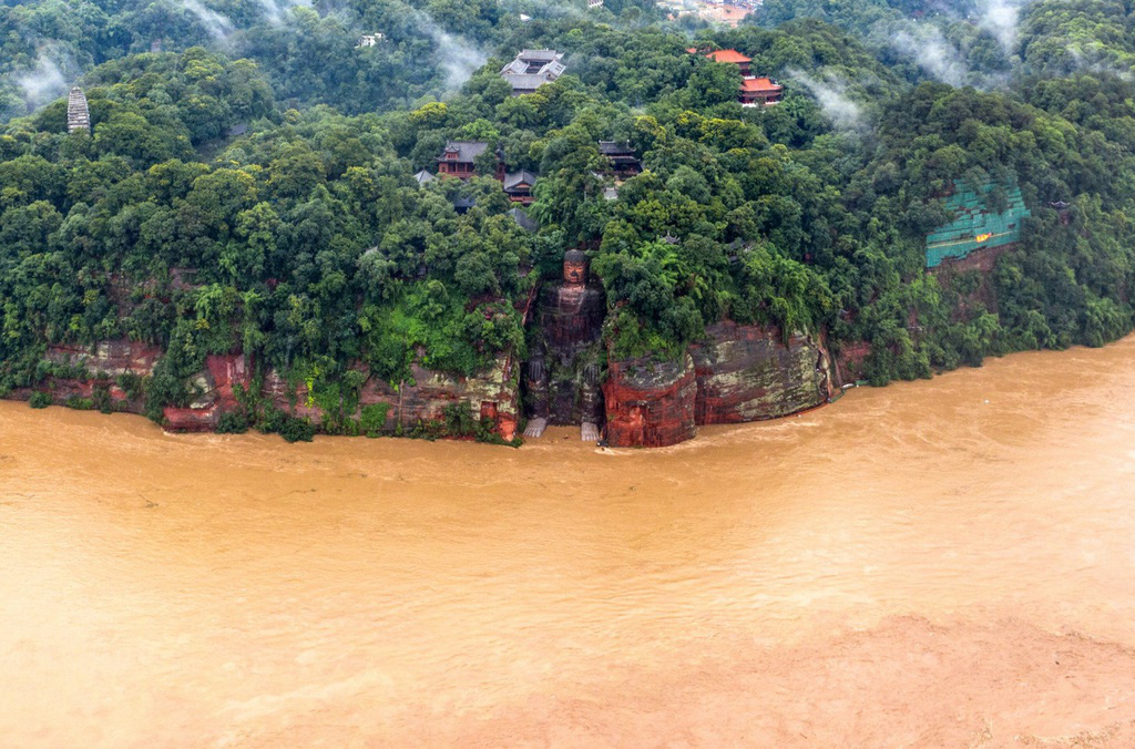 Trung Quốc: Lũ lớn sầm sập đổ về ngập cả chân tượng khổng lồ có từ đời Đường, cao 71m - Ảnh 4.