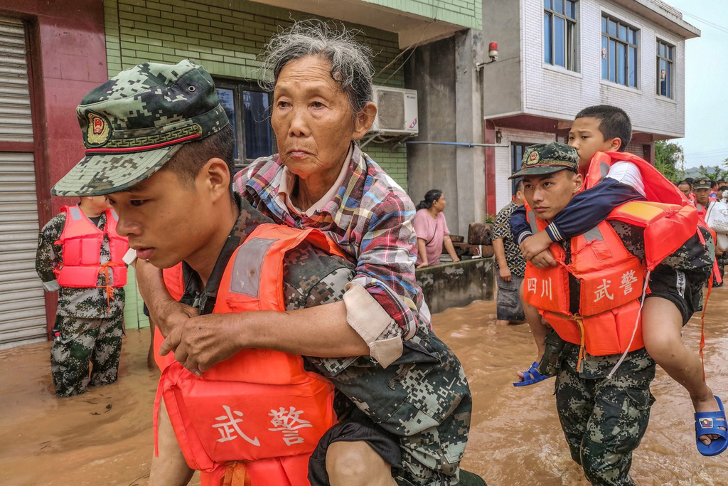 Trung Quốc: Mưa lũ kỷ lục &quot;trăm năm có một&quot;, ngập cả chân tượng Đại Phật khổng lồ - Ảnh 6.